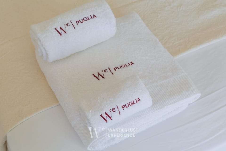 Bed, Photo of the whole room, Bedroom, Text overlay, towels