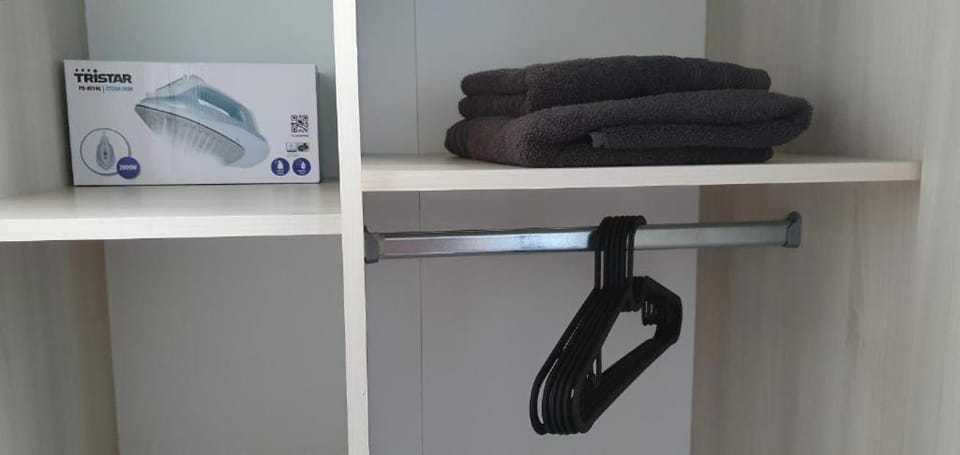 Zimmer 2 von 3 mit Gemeinschaftsbad-Küche, 30min Köln Messe Bahnhof, 5min Leverkusen Bahnhof Zentrum Apartment in Leverkusen