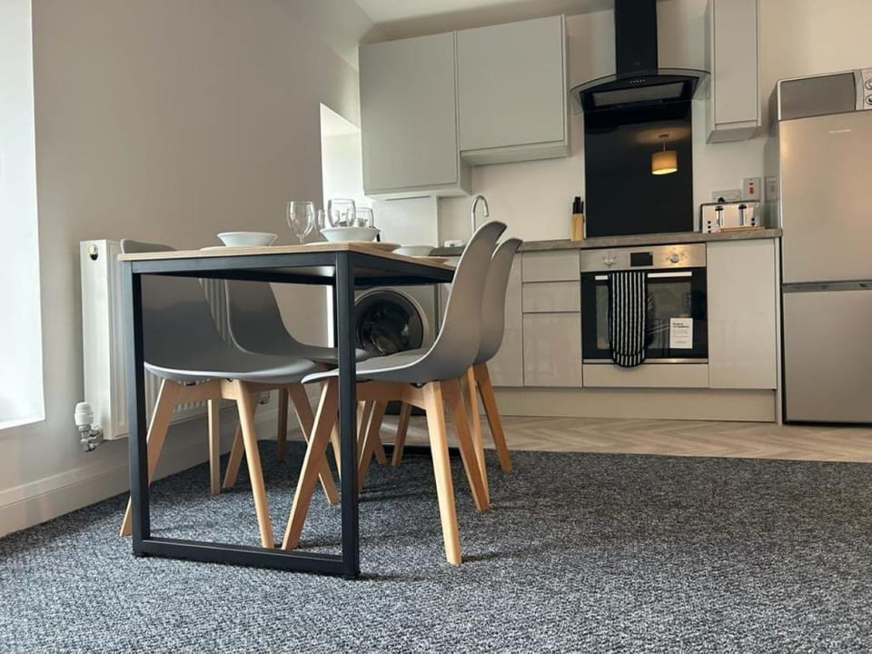 Kitchen or kitchenette, Dining area