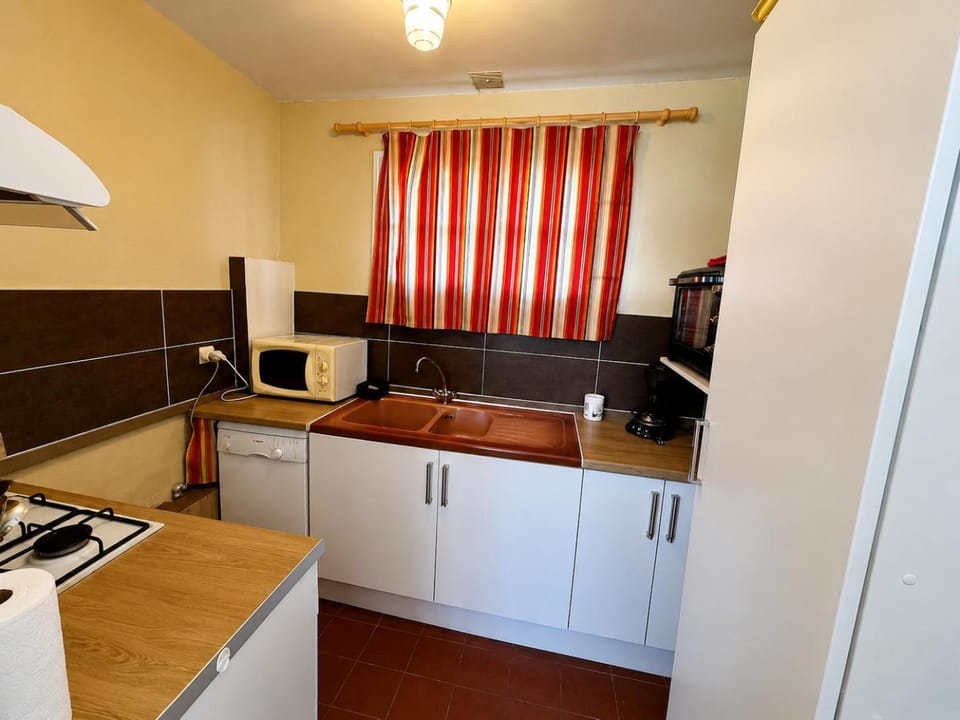 Kitchen or kitchenette, dishwasher, microwave, kitchen