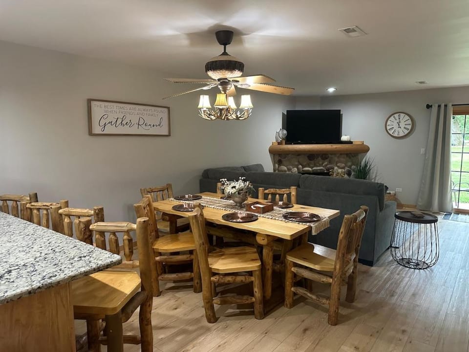 Seating area, Dining area, fireplace