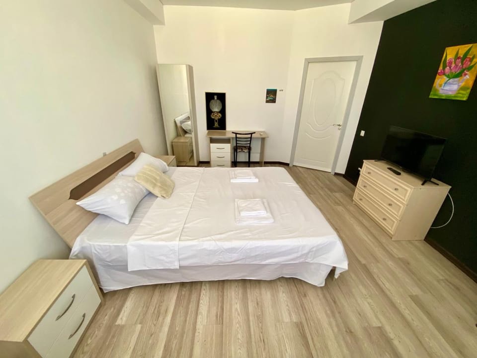 Bed, TV and multimedia, Bedroom