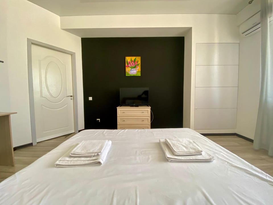 Bed, Bedroom, towels, wardrobe