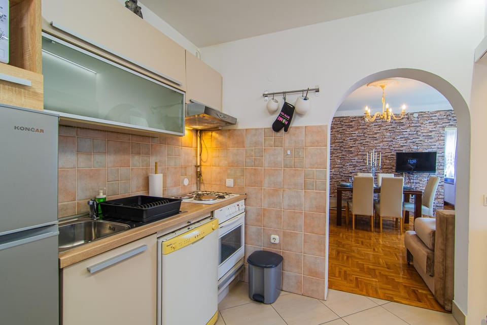 TV and multimedia, Kitchen or kitchenette, Dining area, dishwasher, heating, microwave, oven, stove, kitchen
