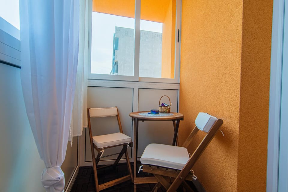 Property building, View (from property/room), Balcony/Terrace, Living room, Decorative detail, Seating area, Location, internet