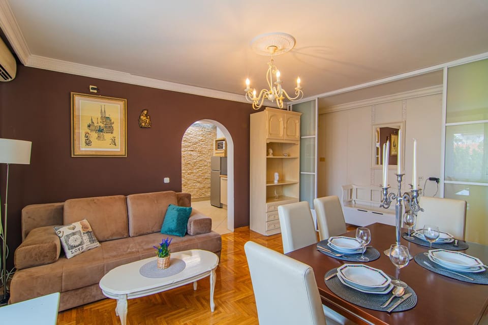 Living room, Photo of the whole room, Seating area, Dining area, Family, heating, internet, kitchen