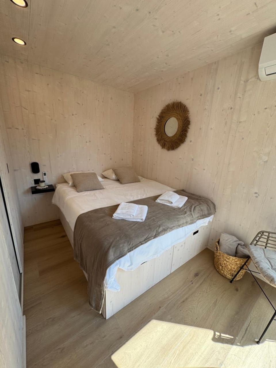 Bedroom, air conditioner