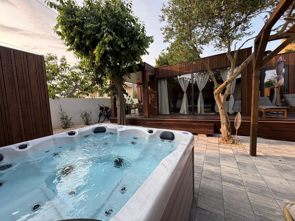 Property building, Patio, Natural landscape, Hot Tub, Balcony/Terrace, sunbed