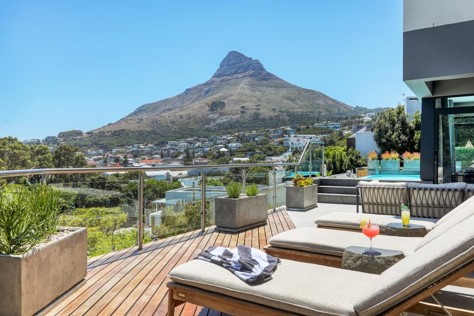 5 Min walk to beach, Ocean and Mountain Views, Pool, Pvt Cinema - Vista Del Mare Camps Bay Villa in Camps Bay