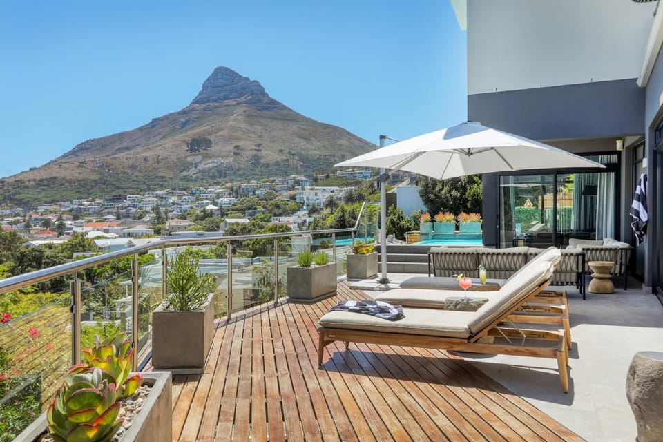 5 Min walk to beach, Ocean and Mountain Views, Pool, Pvt Cinema - Vista Del Mare Camps Bay Villa in Camps Bay