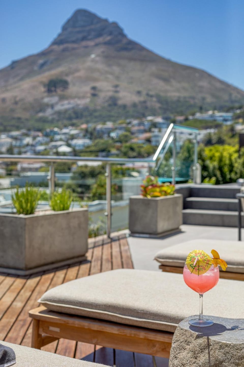 5 Min walk to beach, Ocean and Mountain Views, Pool, Pvt Cinema - Vista Del Mare Camps Bay Villa in Camps Bay