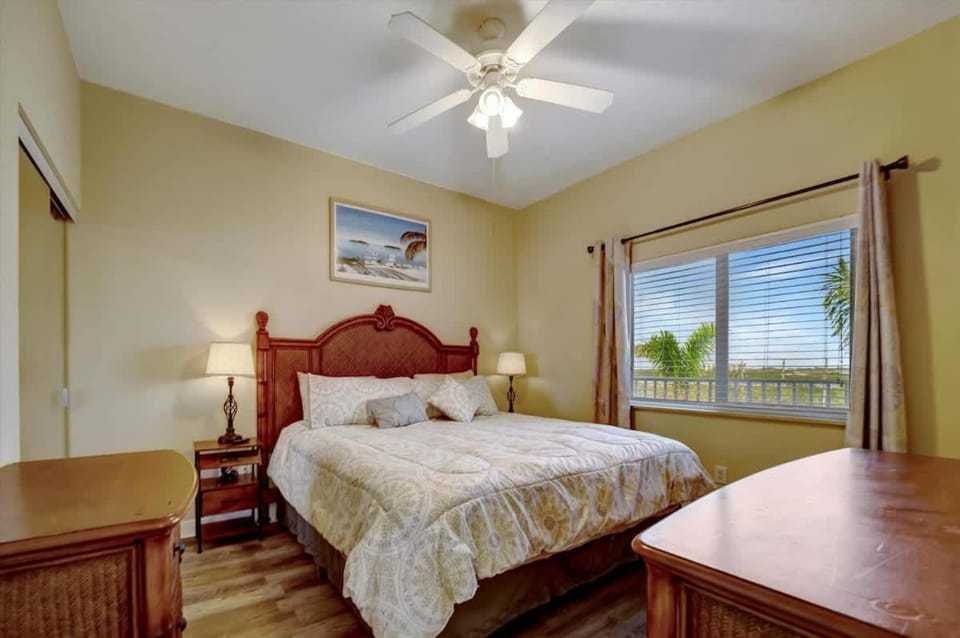 Sunlit Bayview Suite Balcony Pool & Hot Tub Apartment in Seminole