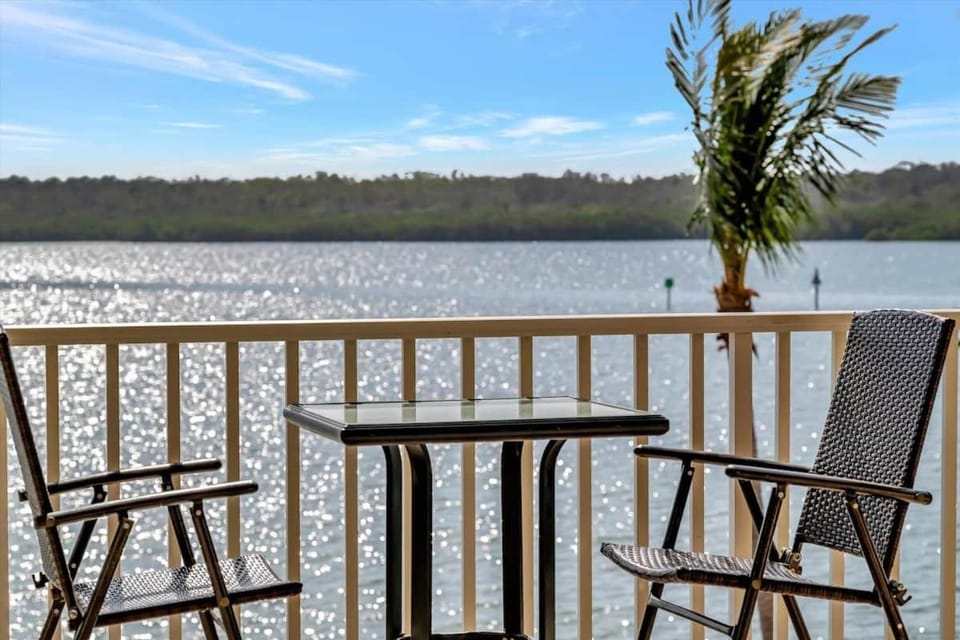 Sunlit Bayview Suite Balcony Pool & Hot Tub Apartment in Seminole