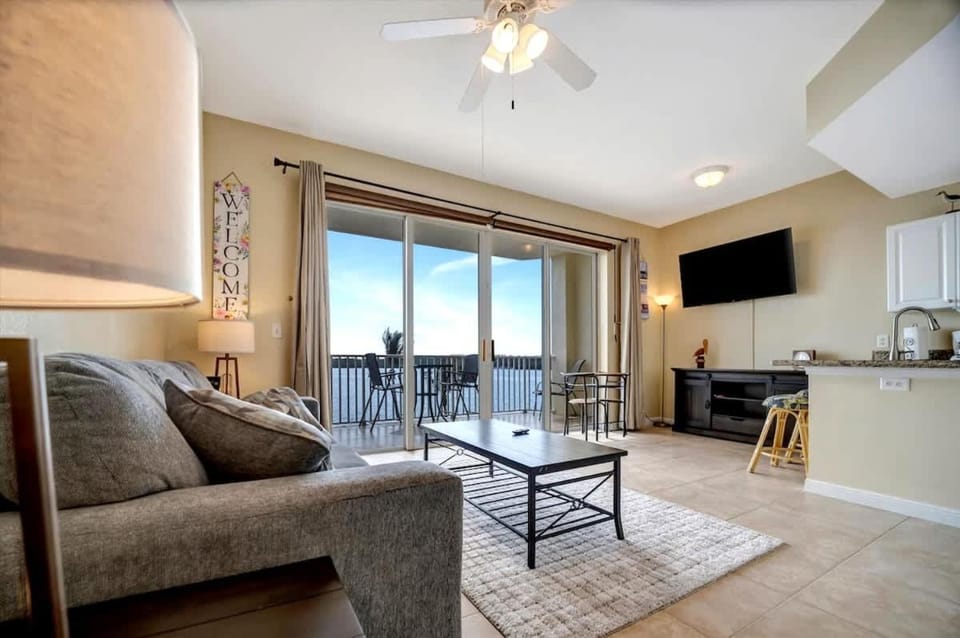 Sunlit Bayview Suite Balcony Pool & Hot Tub Apartment in Seminole