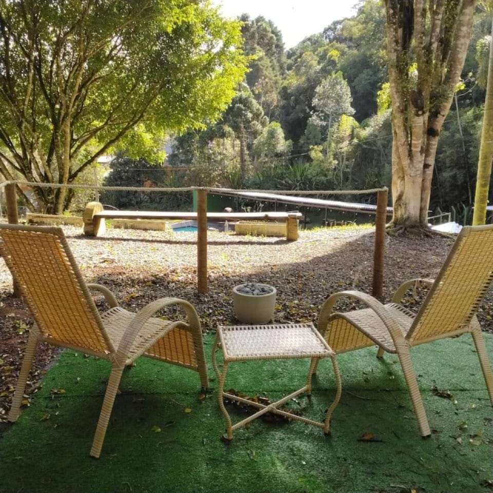 SUITE SIMPLES de 11m com Cama de Casal padrão, Streaming e Frigobar para Pernoite das 17h às 11h para NÃO FUMANTES e apenas adultos Nature lodge in Cotia