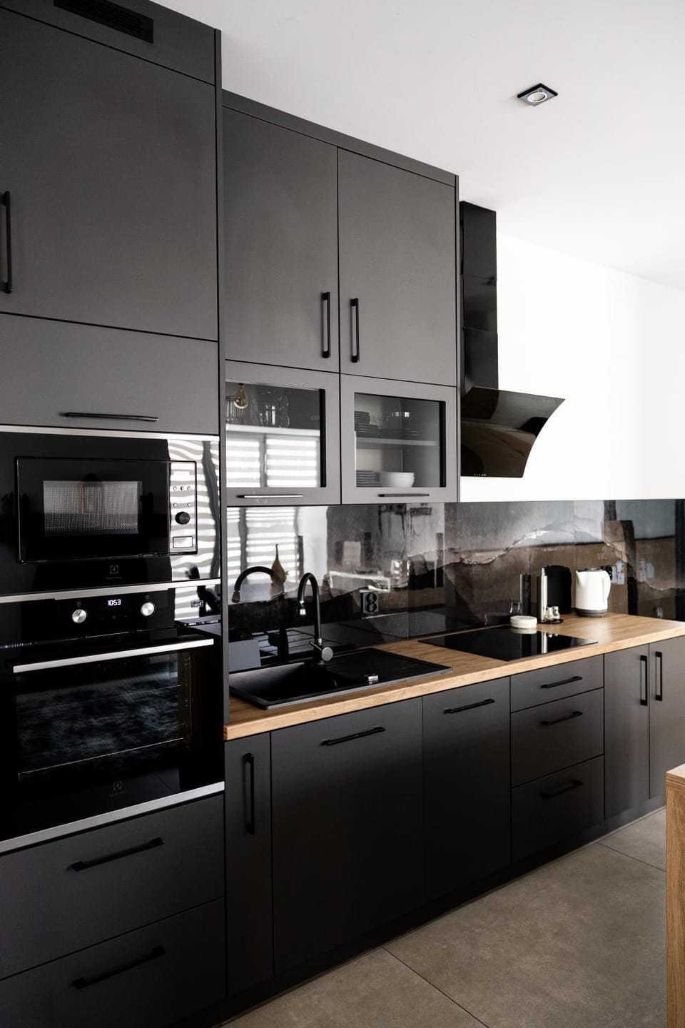 Kitchen or kitchenette, dishwasher, stove