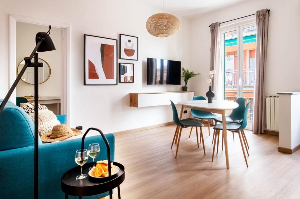 Communal lounge/ TV room, TV and multimedia, Living room, Seating area, Dining area, Evening entertainment, air conditioner