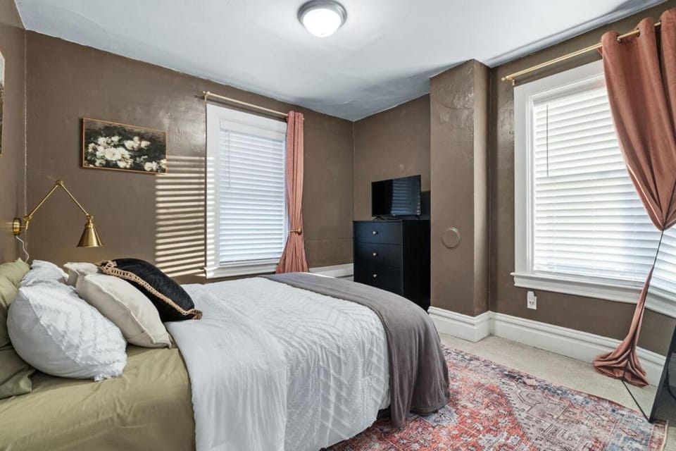 Ideal For Big Groups and Family Retreats! Sleeps 17 House in Pittsburgh