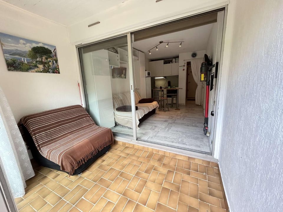 Bed, Living room