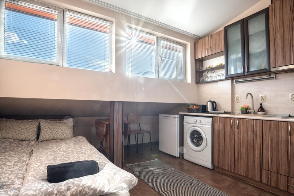 Bed, Living room, Photo of the whole room, Seating area, Bedroom, stove, towels