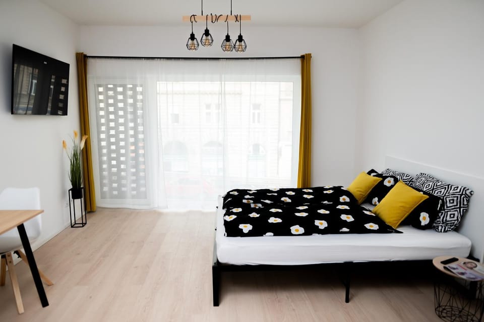 Bed, TV and multimedia, Living room, Seating area, Bedroom