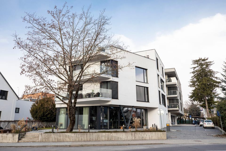 ALURE RESIDENCES 14 & 24h self check-in, private parking in front of the apartment building included, new building, CITY CENTER Apartment in Slovakia