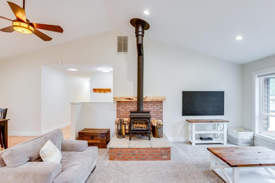 3 Mi to Old Mill District Family Retreat with Yard House in Deschutes River Woods