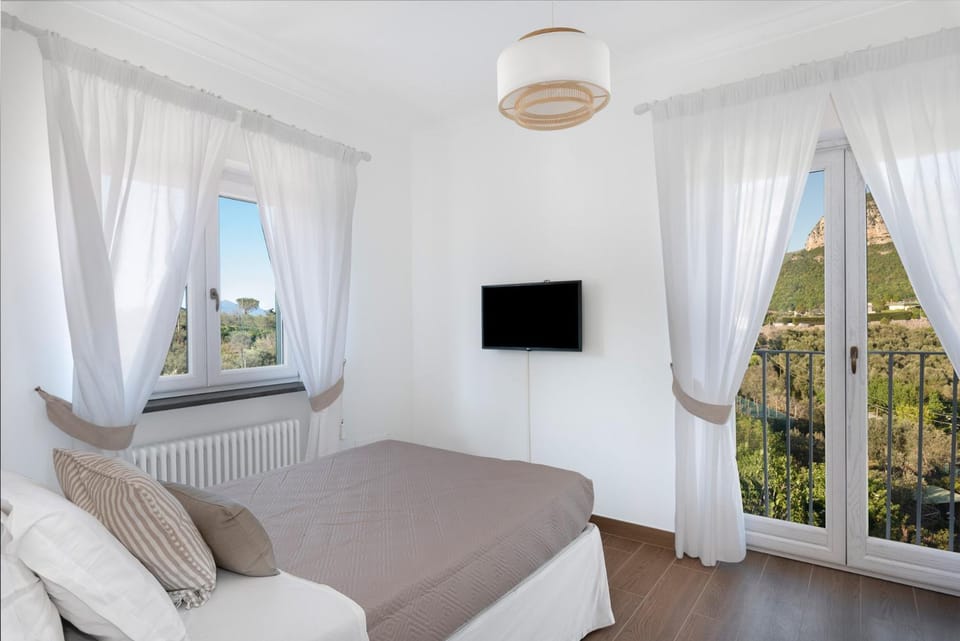 Bed, TV and multimedia, View (from property/room), Photo of the whole room, Bedroom