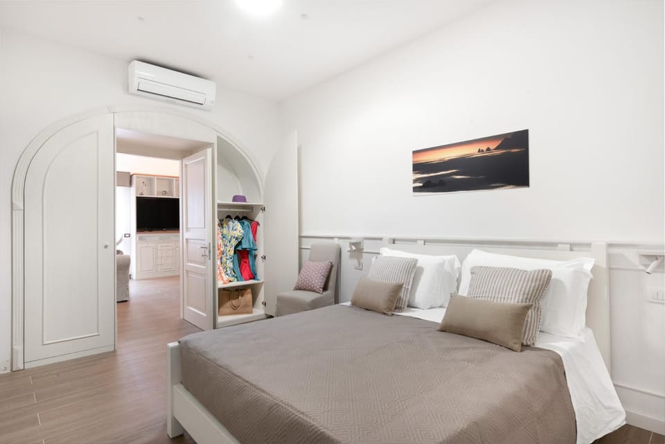 Bed, TV and multimedia, Living room, Photo of the whole room, Bedroom