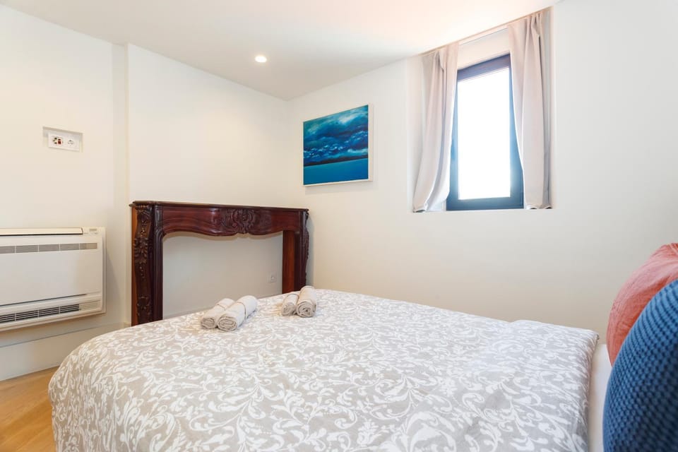Bed, Bedroom, towels, air conditioner