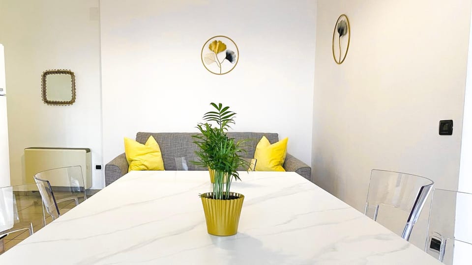 Bed, Living room, Photo of the whole room, Seating area, Dining area, Bedroom