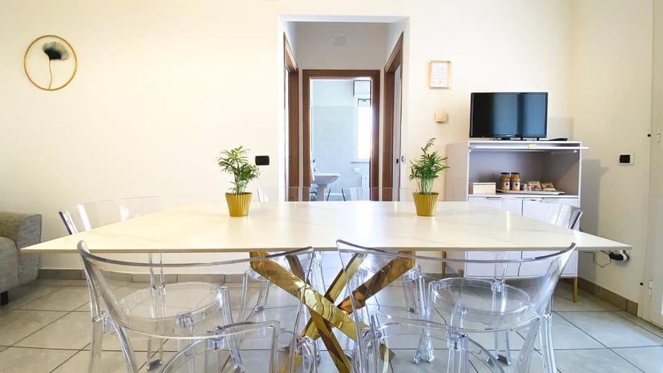 TV and multimedia, Kitchen or kitchenette, Living room, Seating area, Dining area, minibar