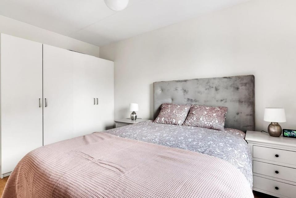 Spacious apartment close to Stockholm city & Mall Apartment in Stockholm