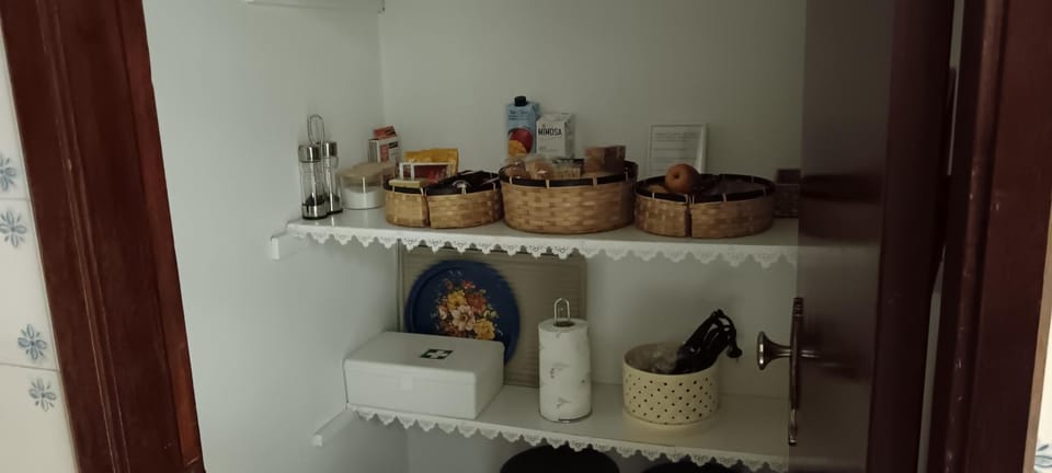 Kitchen or kitchenette, Food and drinks