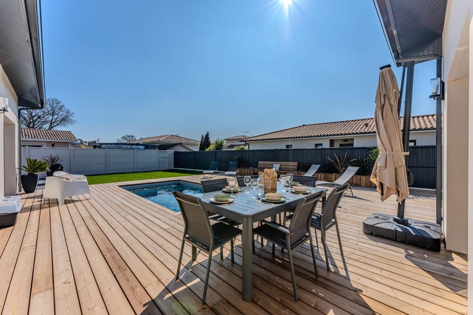 Dining area, Swimming pool