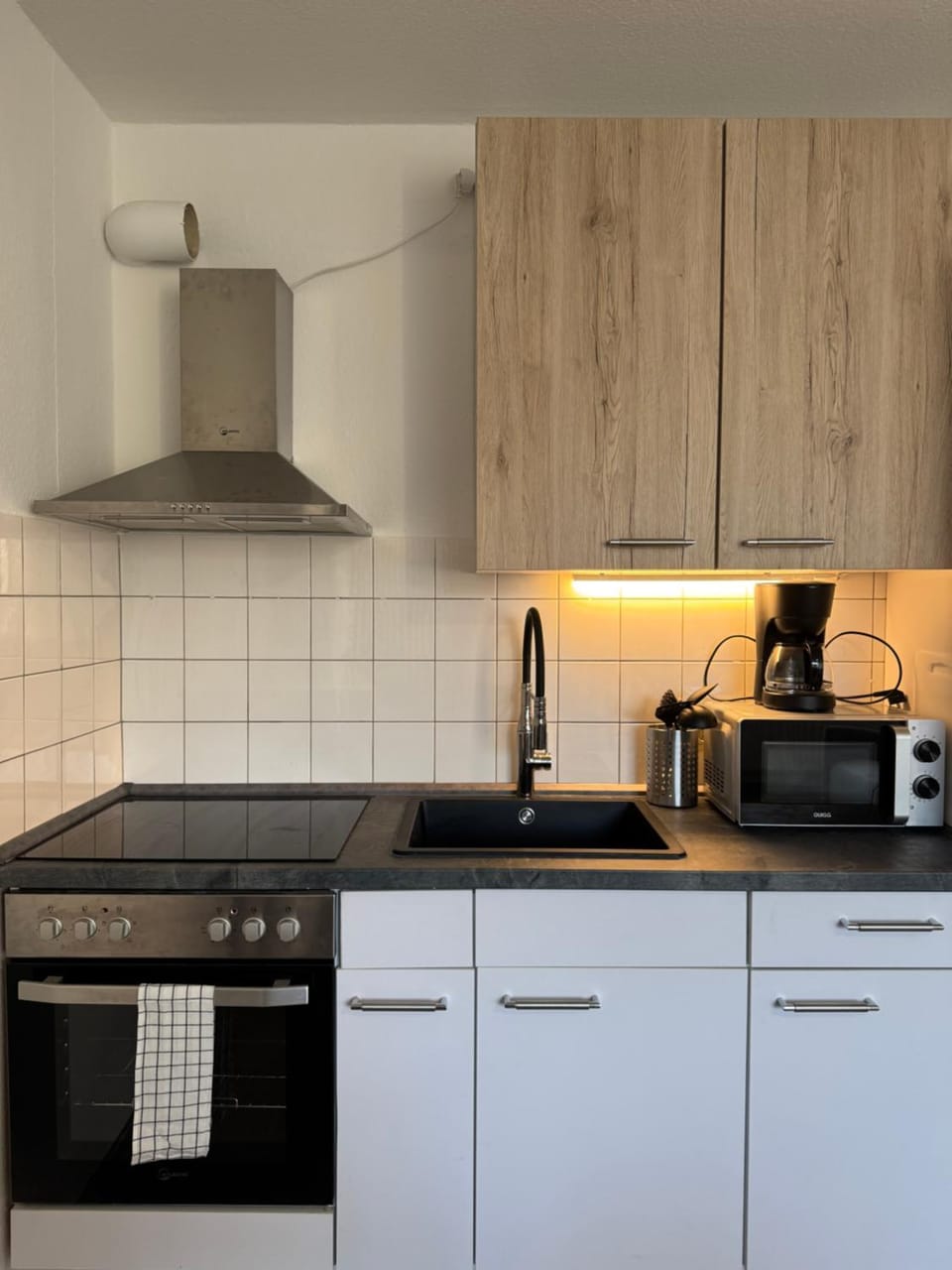 Coffee/tea facilities, Kitchen or kitchenette, stove, toaster