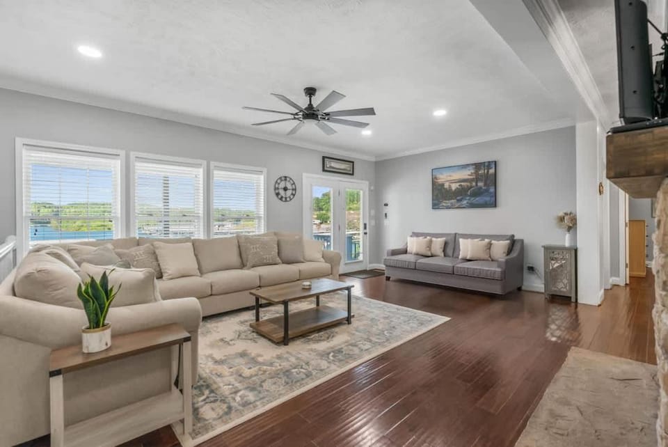 Communal lounge/ TV room, Living room, Seating area