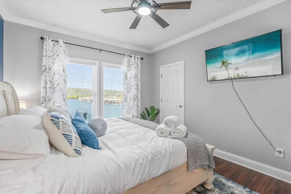Bed, TV and multimedia, Bedroom