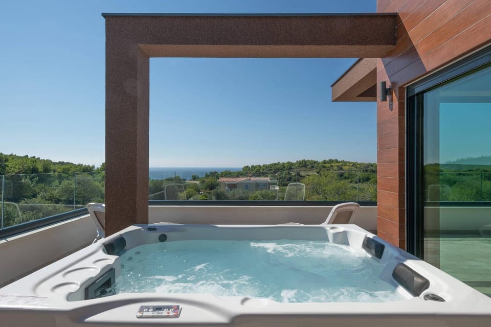 Villa Eligo mit 2 Whirlpools, Meerblick, Pool und Fitnessraum Villa in Premantura