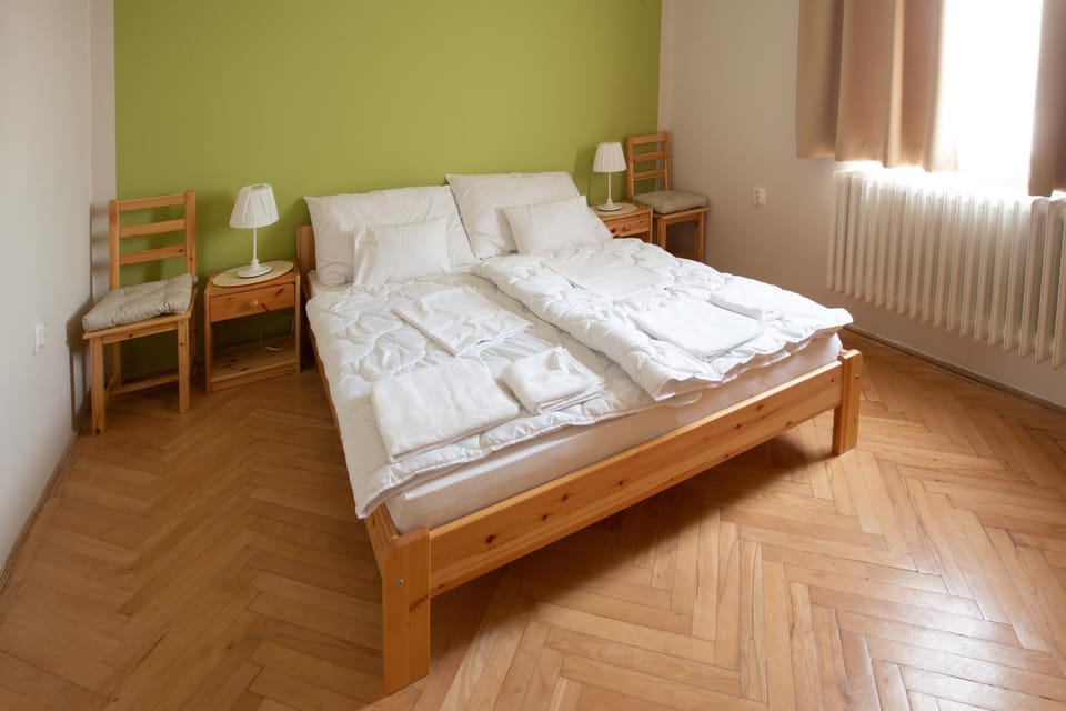 Bedroom, internet, towels