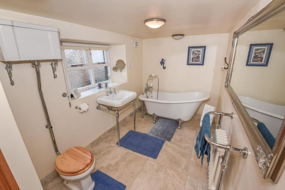Last-Minute Escapes l Sleeps Up to 4 l A delightful thatched cottage with all the modern facilities you will require l There are 2 bedrooms, one with a double bed l the other with two singles l Carrick Thatched Cottage l WeStayBelfast House in Carrickfergus