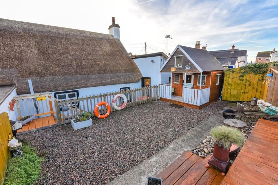 Last-Minute Escapes l Sleeps Up to 4 l A delightful thatched cottage with all the modern facilities you will require l There are 2 bedrooms, one with a double bed l the other with two singles l Carrick Thatched Cottage l WeStayBelfast House in Carrickfergus