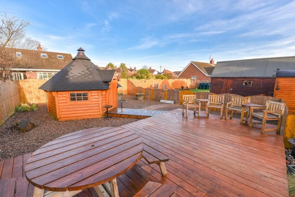Last-Minute Escapes l Sleeps Up to 4 l A delightful thatched cottage with all the modern facilities you will require l There are 2 bedrooms, one with a double bed l the other with two singles l Carrick Thatched Cottage l WeStayBelfast House in Carrickfergus