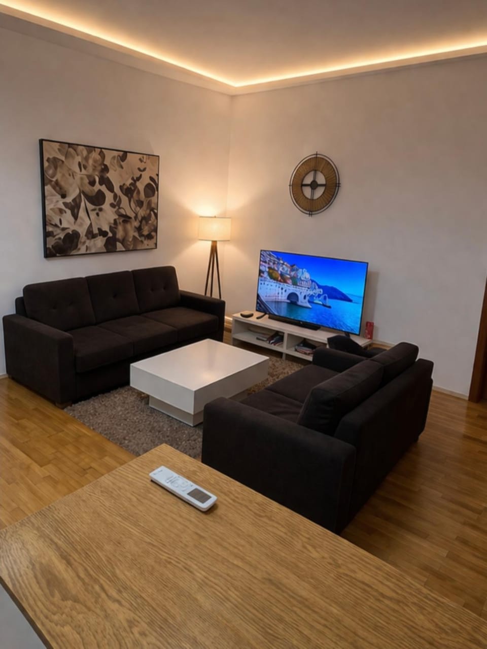 TV and multimedia, Living room, Seating area, Evening entertainment
