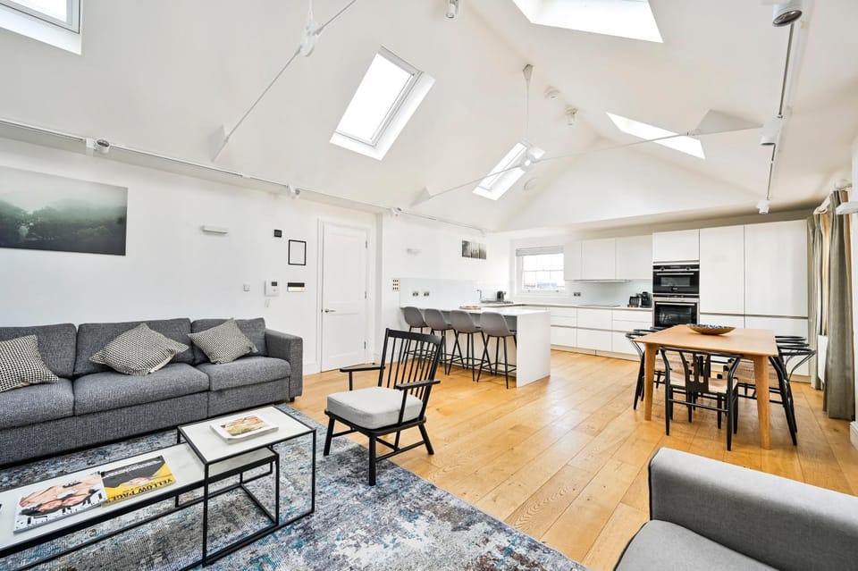 Kitchen or kitchenette, Living room, Seating area, Dining area