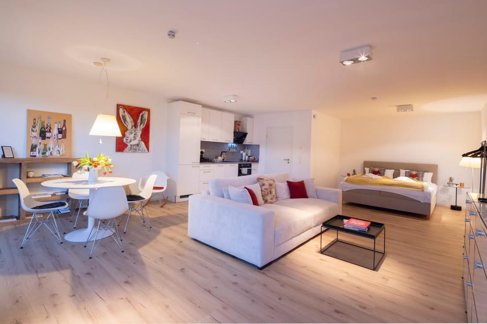 Bed, Photo of the whole room, Seating area, Dining area