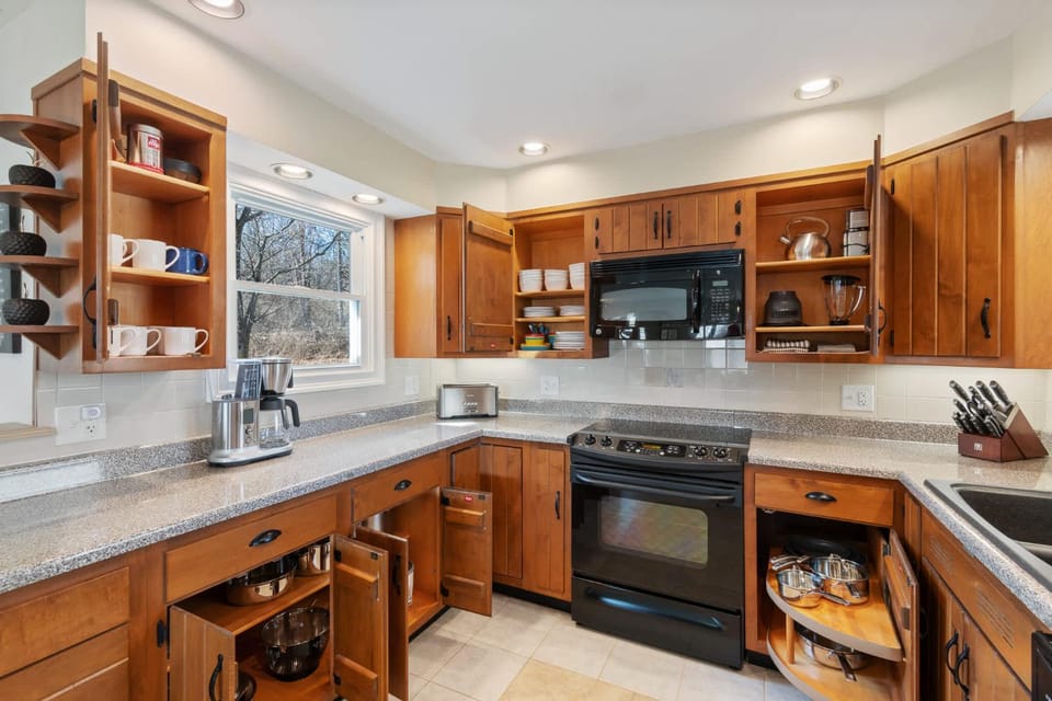 Coffee/tea facilities, Kitchen or kitchenette, microwave, oven, toaster