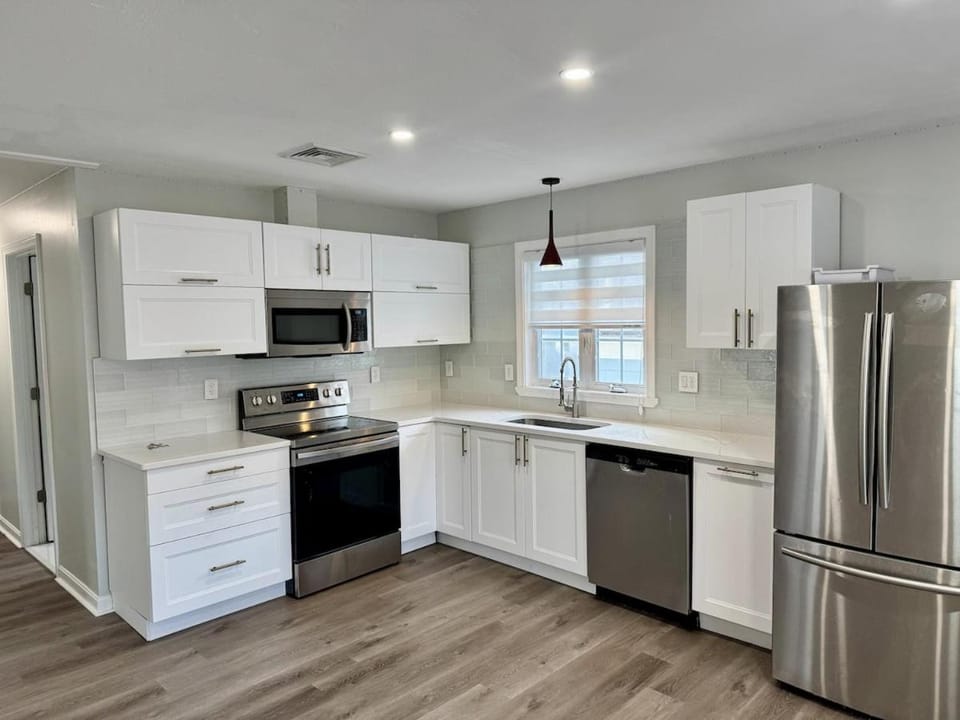 Kitchen or kitchenette, dishwasher, minibar, oven, stove, toaster