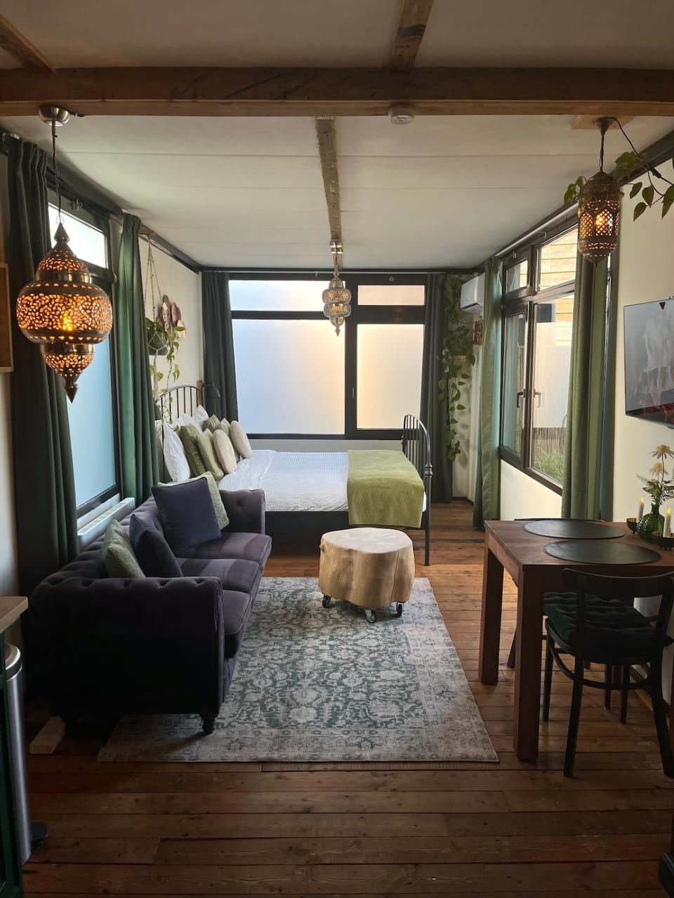 Bed, Living room, Photo of the whole room, Dining area