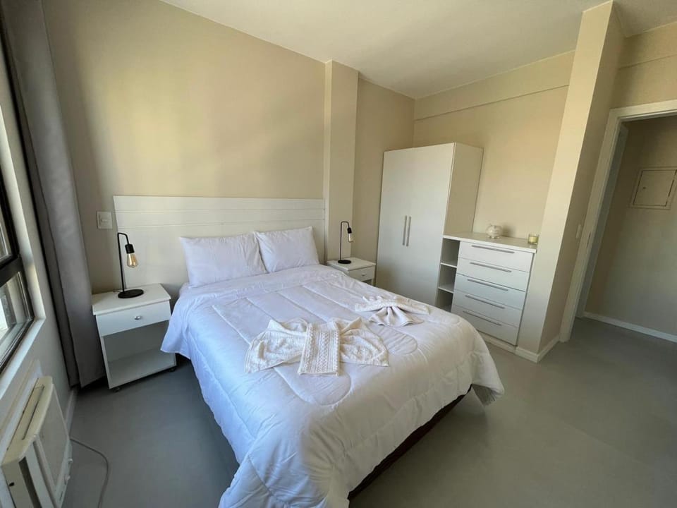 Bed, Photo of the whole room, towels